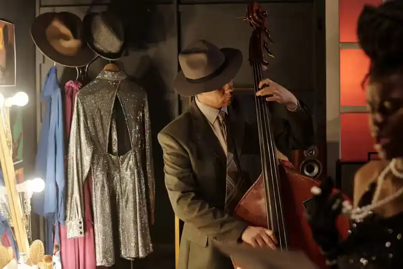 How should one dress for an elegant jazz night or a late-night jam session?