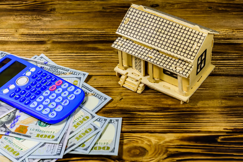 How are home prices calculated by professional appraisers versus online estimation tools?
