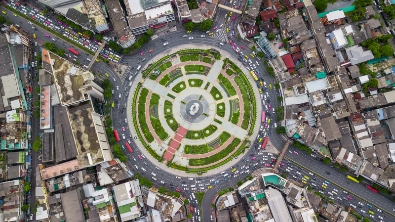 What is the primary role of urban planning in developing sustainable 15-minute cities?
