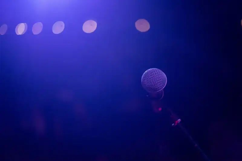 Is there a specific etiquette for tipping performers and interacting at jazz venues?
